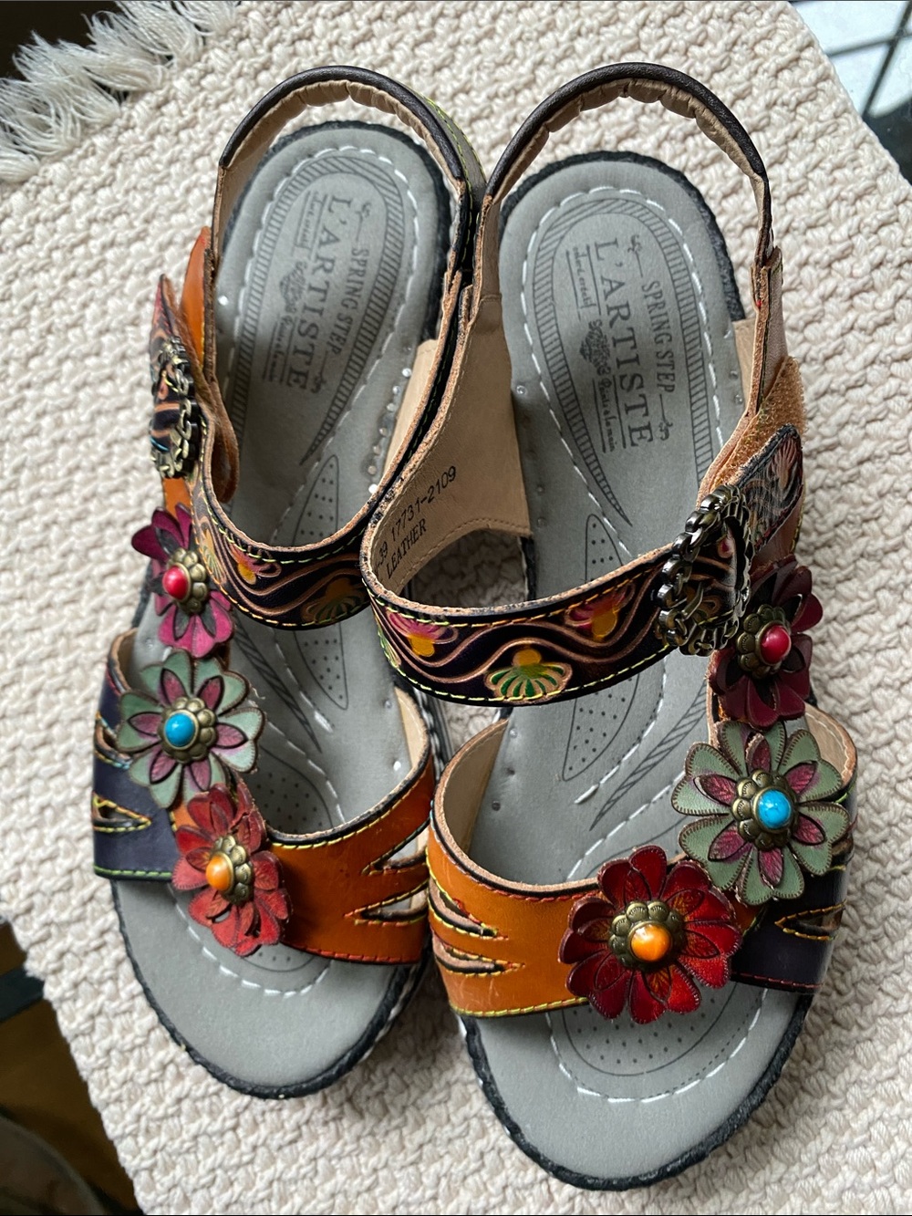 NEW L'ARTISTE Women's Multicolor Floral Leather Sandals size 39 / 8.5